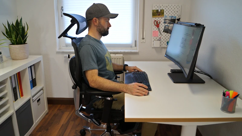 Person sitzt auf FlexiSpot C7 Morpher am Schreibtisch, Ergonomische Sitzposition