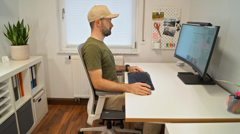 Person sitzt auf dem ofinto Active und zeigt ergonomische Sitzposition