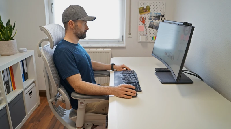 Person sitzt auf dem Sihoo Doro C300 Pro V2 und zeigt eine ergonomische Sitzposition