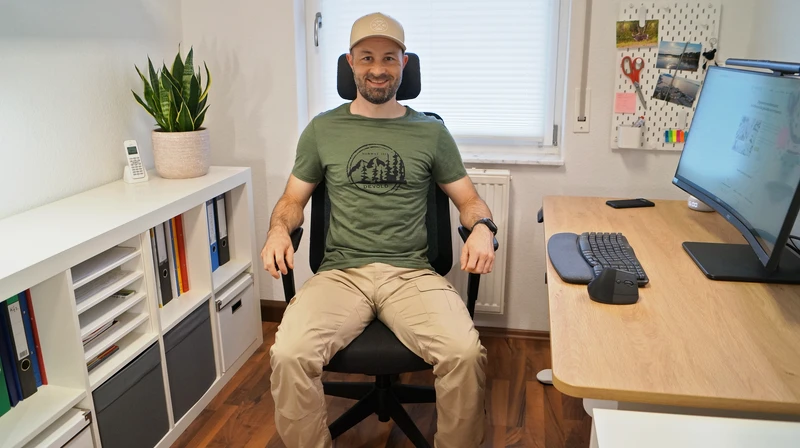 Person sitzt im Homeoffice auf dem Bürostuhl Ergotopia PureBack