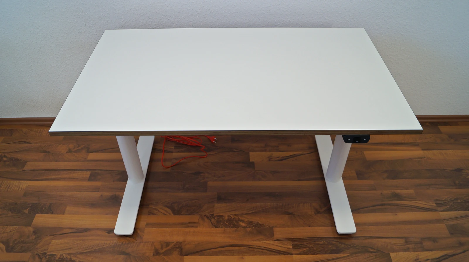 Mein erster Eindruck, der Schreibtisch Eliot Tiny steht nach dem Aufbau vor einer Wand im Homeoffice