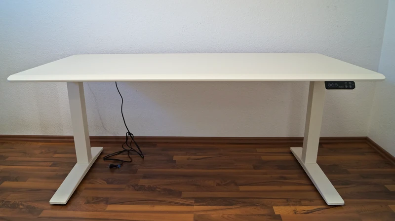 Erster Eindruck, Schreibtisch FlexiSpot E7 Flow steht im Zimmer an einer Wand