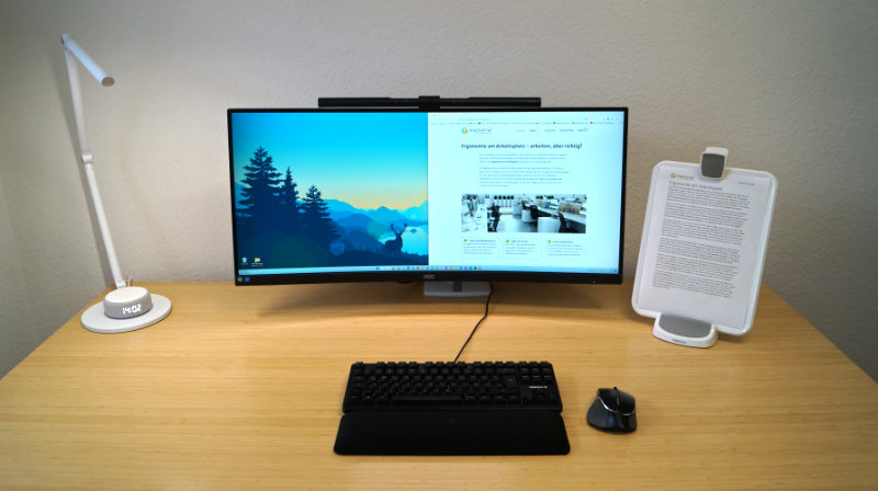 Fellowes I-Spire im Test – der Konzepthalter steht auf dem Schreibtisch neben einem Bildschirm