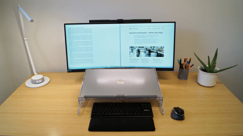 FlexDesk 640 Dokumentenhalter steht auf einem Schreibtisch zwischen Tastatur und Monitor und wird getestet