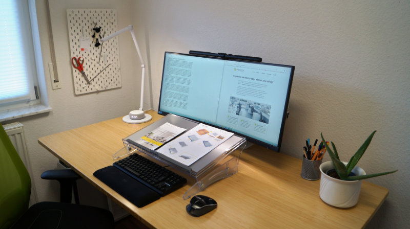 FlexDesk 640 Dokumentenhalter steht auf einem Schreibtisch zwischen Tastatur und Monitor