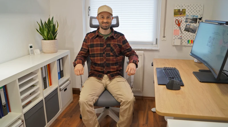 Person sitzt auf dem FlexiSpot BS14 und testet den Bürostuhl