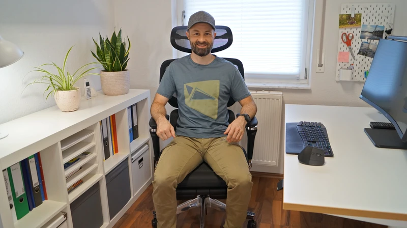 Person sitzt auf dem FlexiSpot C7 Morpher im Homeoffice