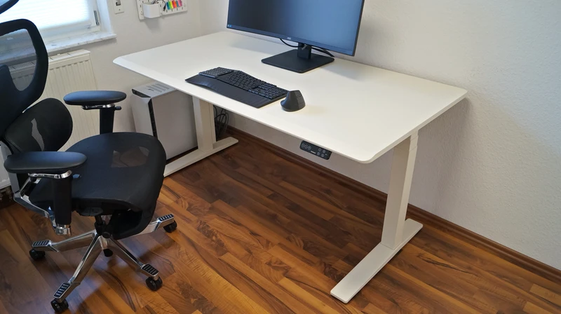 FlexiSpot E7 Flow im Test, Höhenverstellbarer Schreibtisch steht mit Bürostuhl im Homeoffice