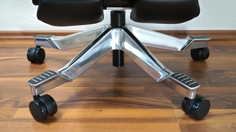 Blick auf das Fußkreuz des FlexiSpot C7 Morpher