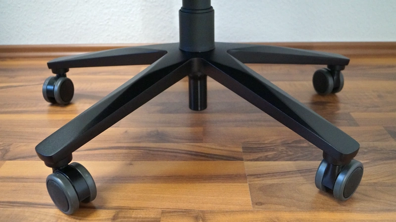 Blick auf Fußkreuz mit Rollen – Interstuhl XXL CLASSIC