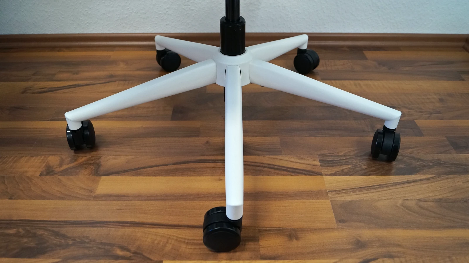 Block von schräg vorne auf das weiße Fußkreuz des Sihoo B300 Pro