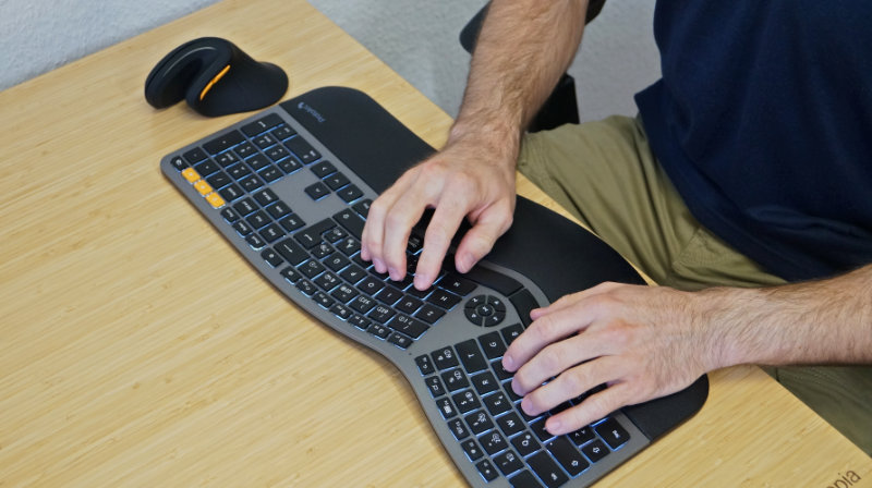 Person tippt auf geteilter Tastatur ProtoArc EK01 Plus