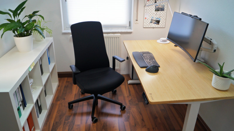 Grundausstattung fürs Büro bzw. Homeoffice: Bürostuhl, Schreibtisch, Tastatur, Maus, Bildschirm und Schreibtischleuchte