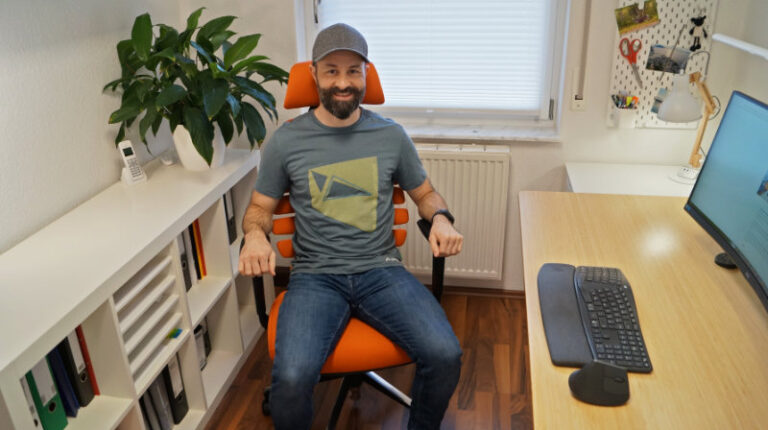 hjh OFFICE ERGO LINE II PRO im Test, Person sitzt auf dem Stuhl im Homeoffice