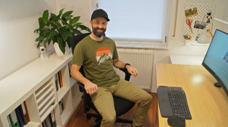 hjh OFFICE PRO-TEC 300 im Test, Person sitzt auf dem Bürostuhl im Homeoffice