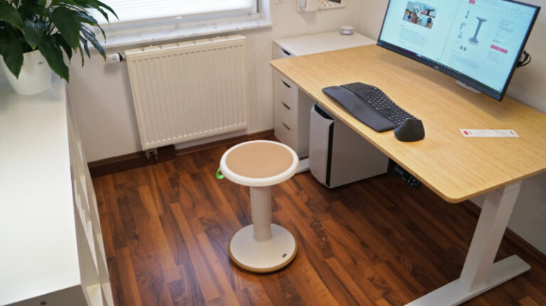 Interstuhl ECO UP Sitzhocker im Test, der Hocker steht vor einem Schreibtisch