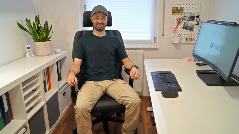 Person sitzt auf dem Interstuhl XXL CLASSIC, Test im Homeoffice