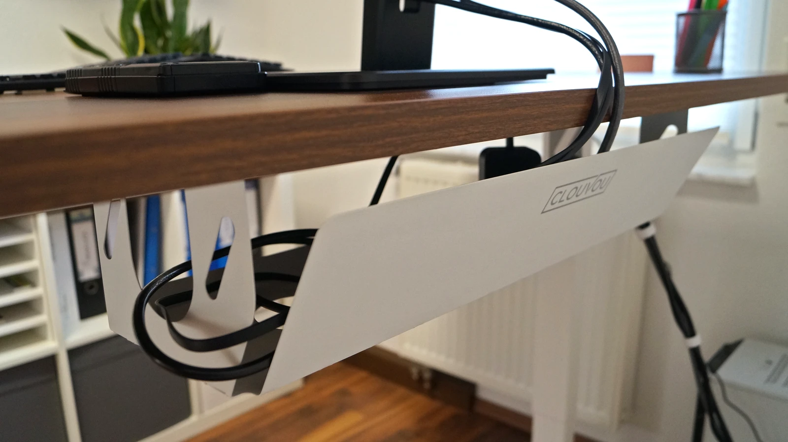 Blick von schräg hinten, Kabel vom Monitor führen in die weiße Kabelbox des CLOUVOU ProDesk