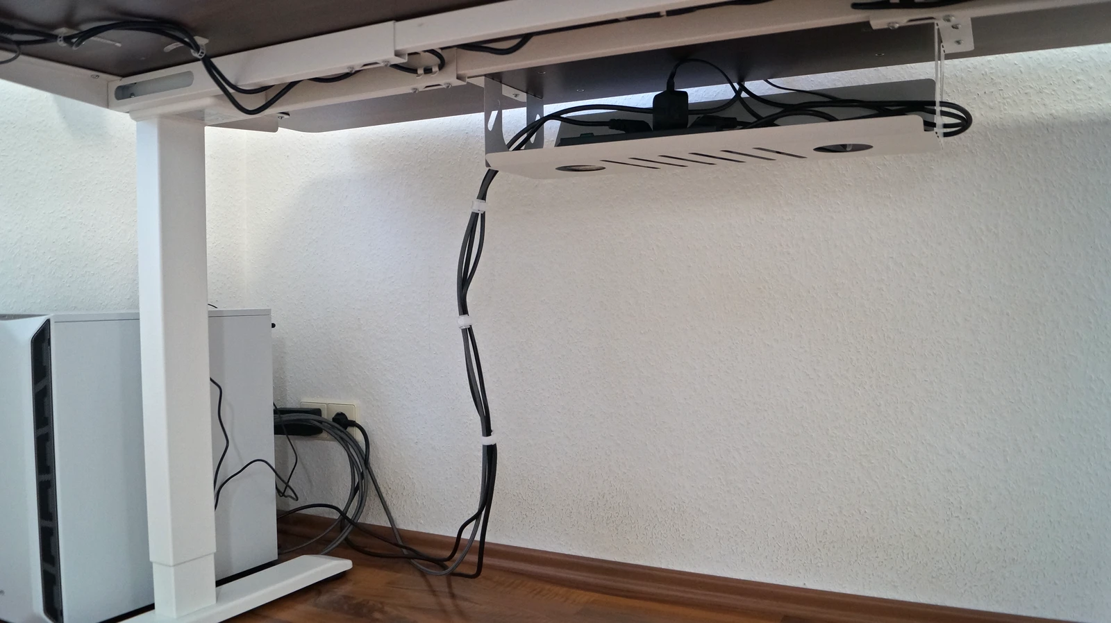 Blick unter den Schreibtisch CLOUVOU ProDesk auf die Kabelbox mit geordneten, gebündelten Kabeln