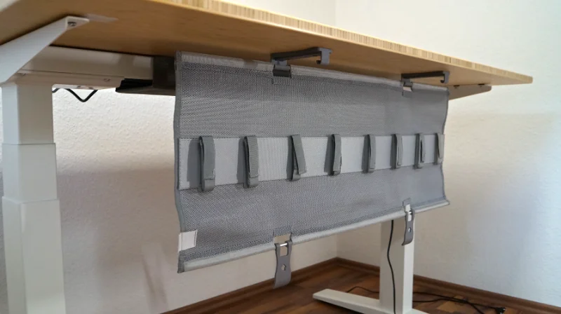 Kabelwanne Deskspace Wrap ist eingehängt in den Haken