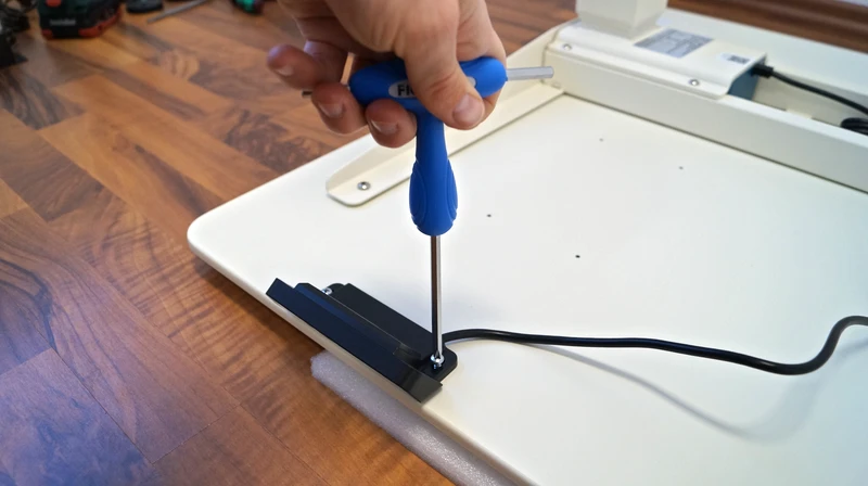 Montage des Bedienfelds mit zwei Schrauben