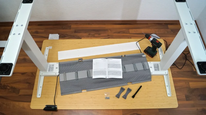 Montage der Deskspace Kabelwanne: Vorbereitung mit umgedrehtem Schreibtisch