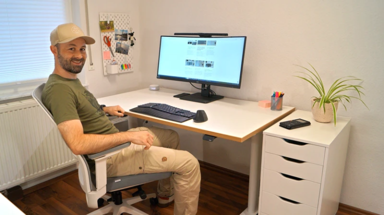 Person sitzt auf dem ofinto Active, schaut seitlich lächelnd in die Kamera