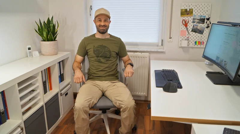 Person sitzt im Homeoffice auf dem Bürostuhl ofinto Active