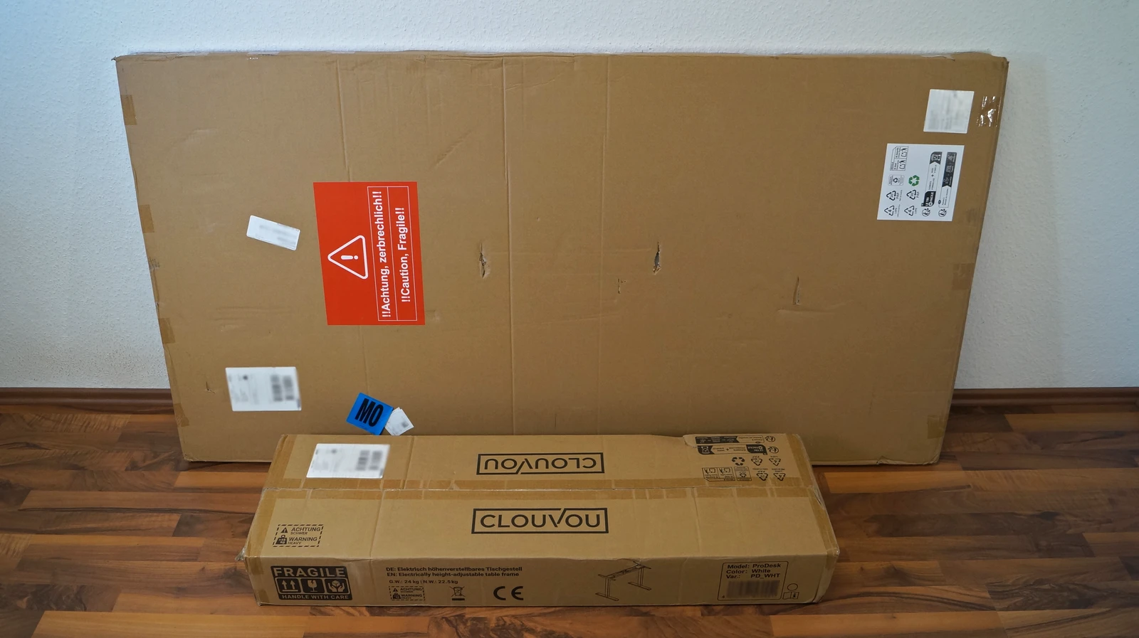 Pakete, an die Wand gelehnt – CLOUVOU ProDesk