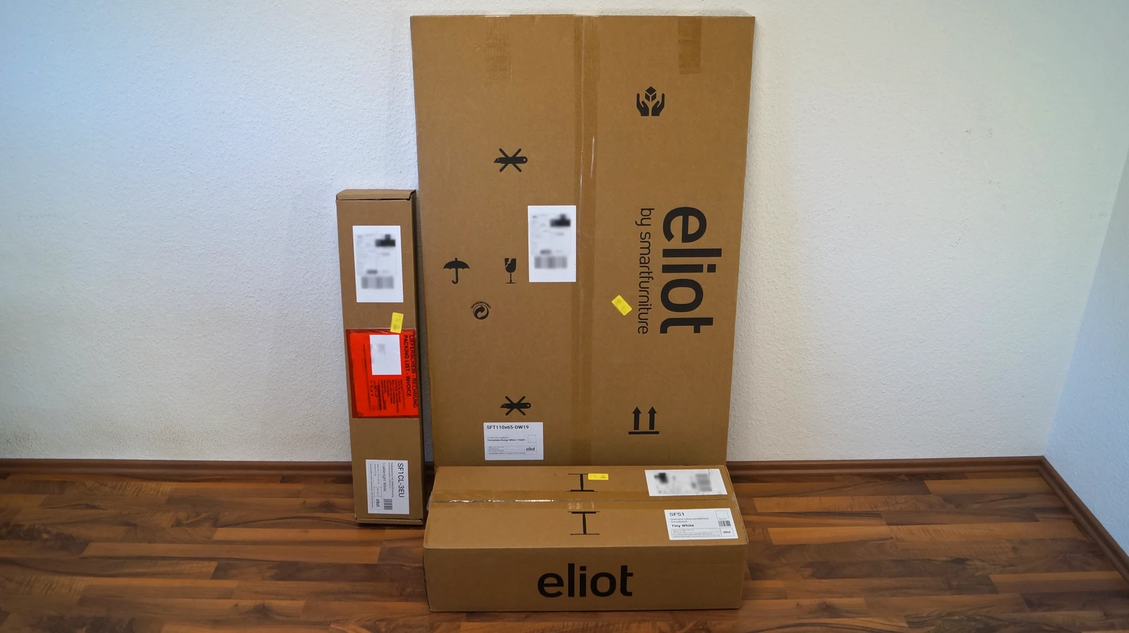 Pakete des Eliot Tiny stehen angelehnt an der Wand