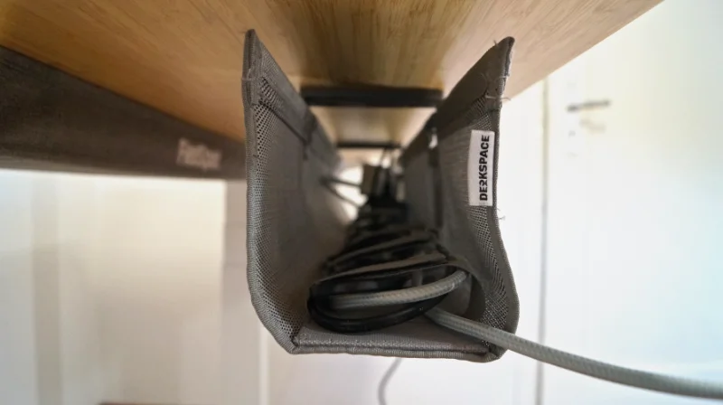 Blick von der Seite auf die Deskspace Wrap Kabelwanne