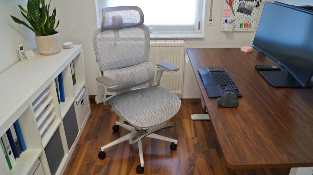 Sihoo B300 Pro im Test – Ergonomischer Bürostuhl steht zwischen Schreibtisch und Regal, dahinter ein Fenster