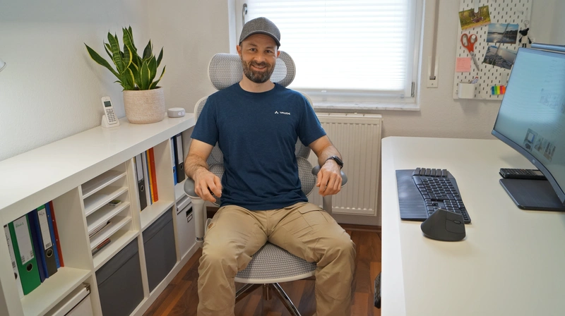 Person sitzt auf dem Sihoo Doro C300 Pro V2 und testet den Bürostuhl