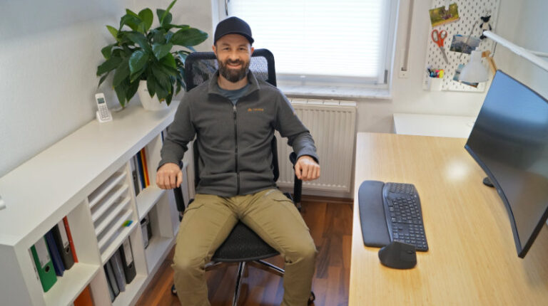Sihoo Doro S100 im Test, Person sitzt im Homeoffice auf dem Bürostuhl