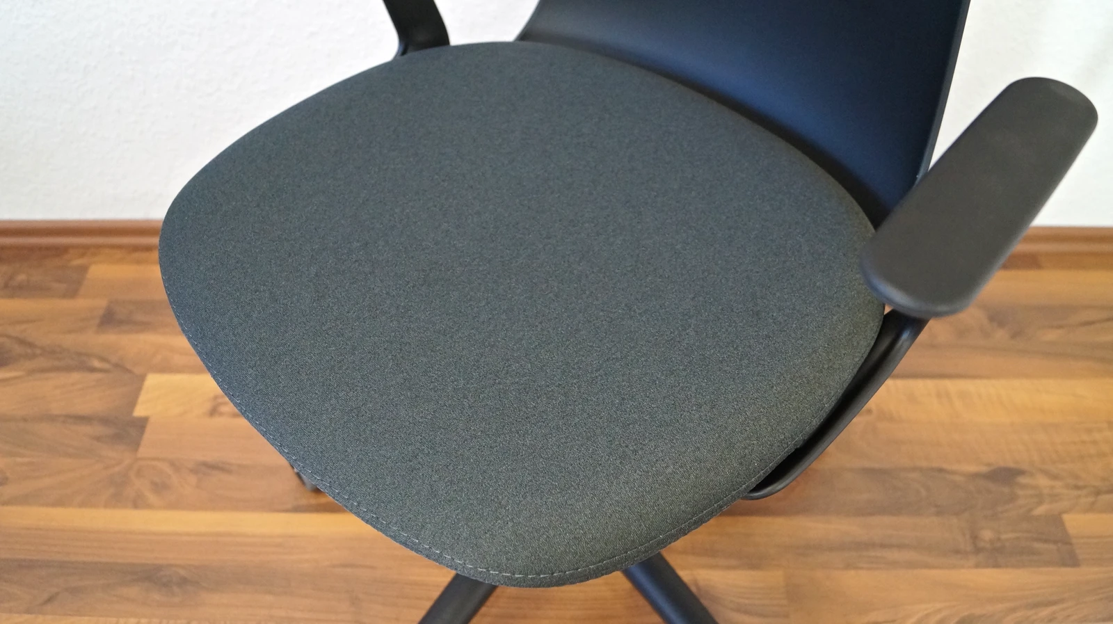 Blick von schräg oben auf den dunkelgrauen Sitz des Eliot Kozy Black