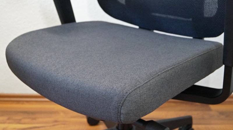 Blick auf den bequemen Sitz (grau) des Ergotopia PureBack