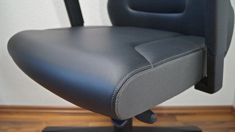 Blick, schräg von vorne auf den Sitz des Interstuhl XXL CLASSIC