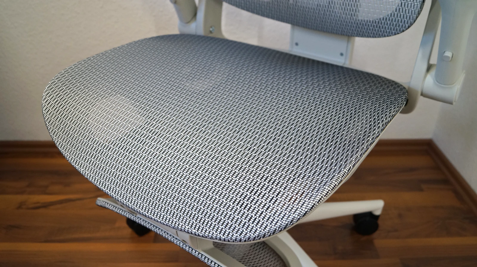 Blick von schräg oben auf den Sitz mit Mesh-Bezug – Sihoo B300 Pro
