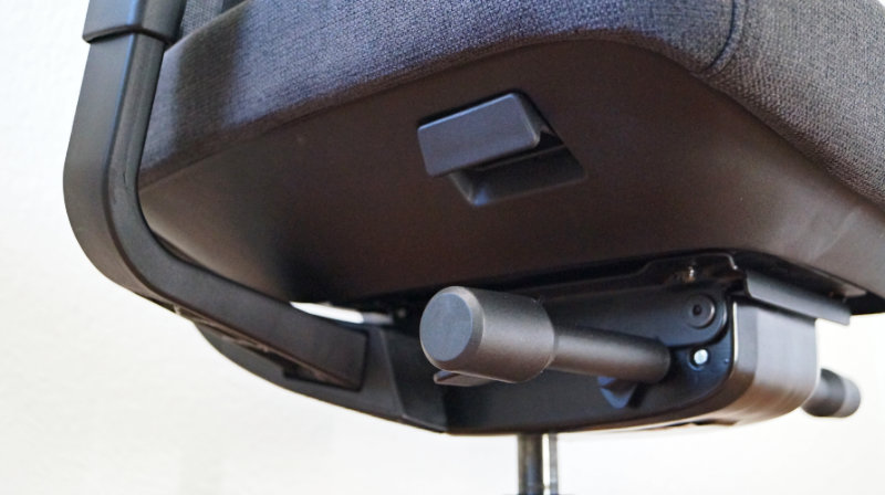 Sitzeinstellungen: Blick unter den Sitz, auf die Drehknöpfe und Hebel – Ergotopia PureBack