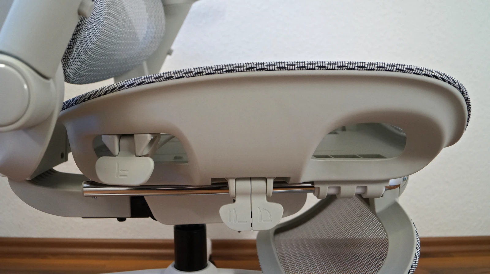 Seitlicher Blick auf die drei Hebel für die Sitzeinstellungen – Sihoo B300 Pro