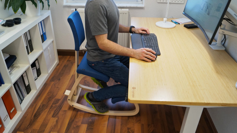 Ergonomische Sitzhaltung mit großem Hüftwinkel – Varier Variable Plus