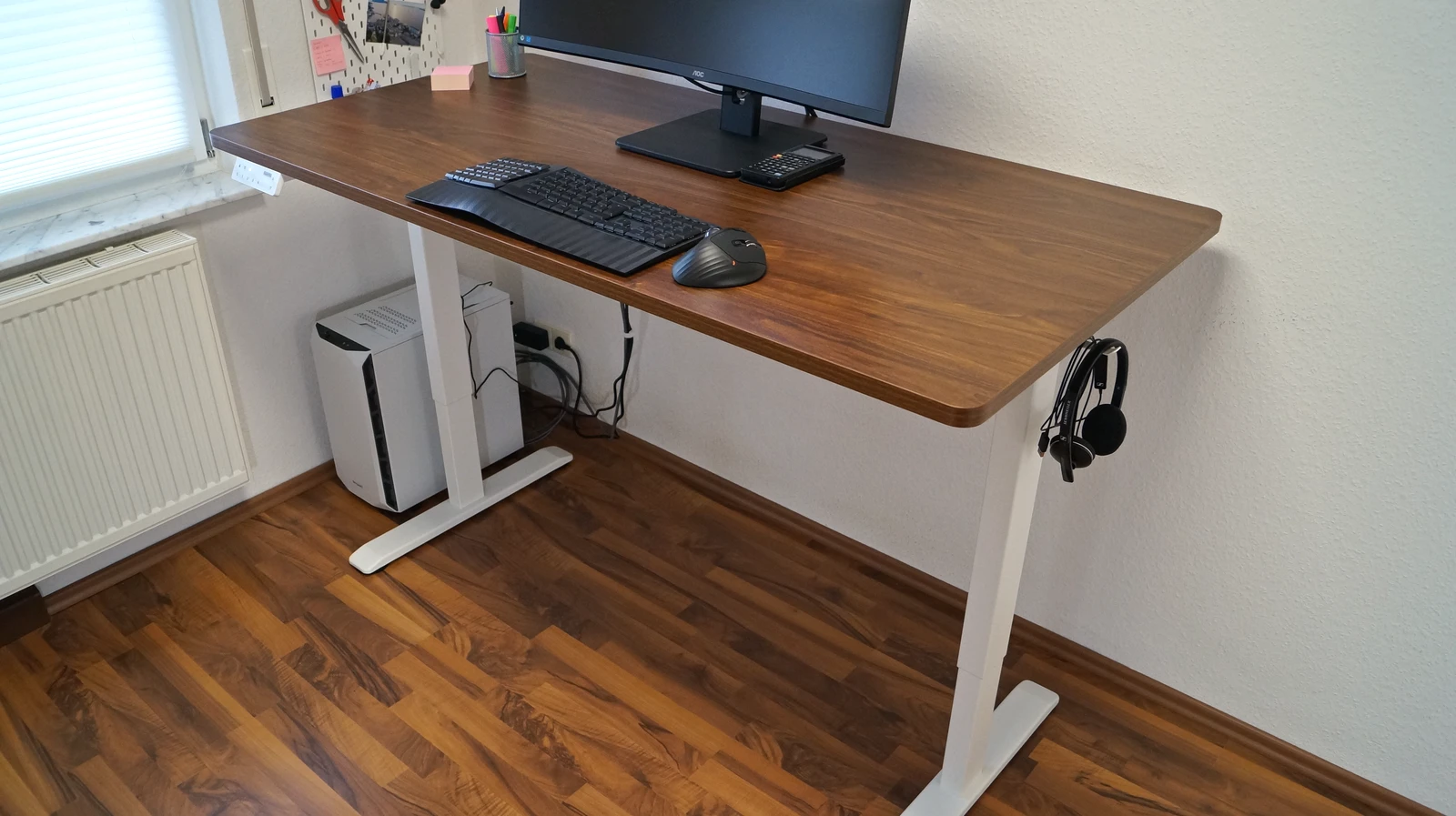 POV von schräg vorne auf die Stehposition des höhenverstellbaren Schreibtisches CLOUVOU ProDesk