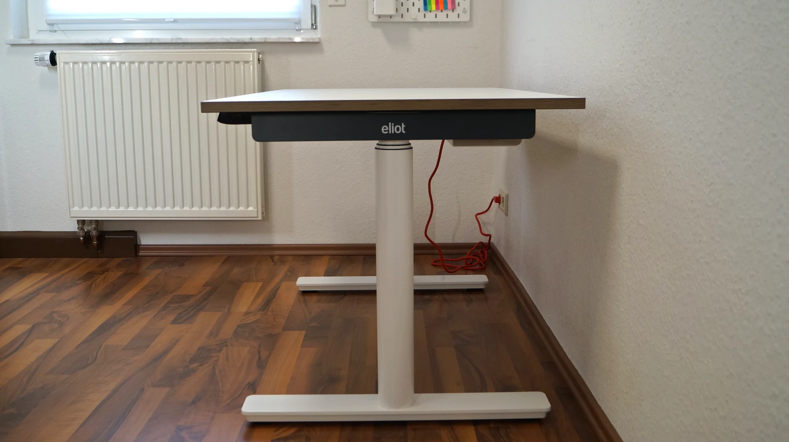 Seitlicher Blick auf das Tischgestell mit T-Beinen des Eliot Tiny