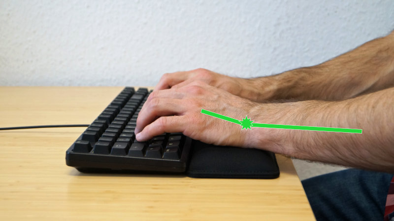 Tastatur mit Handballenauflage – Demonstration der Handgelenk-Extension