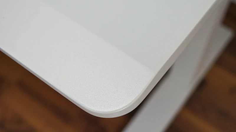 Blick auf die Ecke der Tischplatte mit ergonomischer Kante – FlexiSpot E7 Flow