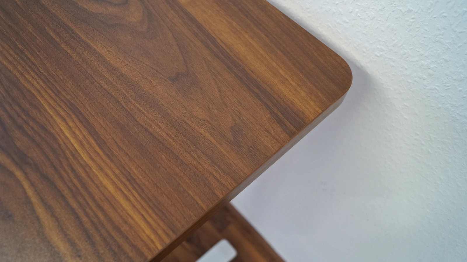 Blick von obn auf die Ecke der Tischplatte des CLOUVOU ProDesk, Tischplattenfarbe: Holz, Eichenoptik, dunkel