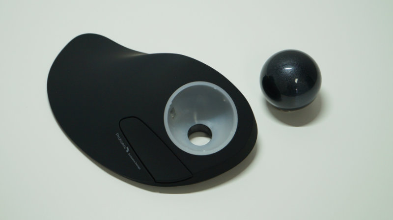 Gehäuse der Trackball-Maus ProtoArc EM03, daneben liegt der Trackball