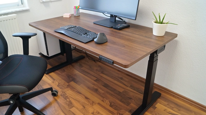 Vernal Core3 im Test, höhenverstellbarer Schreibtisch steht im Homeoffice