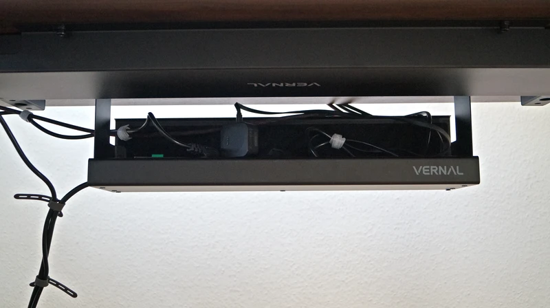 Blick unter den Schreibtisch auf die bestückte Vernal Kabelmanagement Ablage