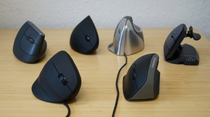 Vertikale Maus/ Vertikalmaus – Verschiedene Modelle platziert auf dem Schreibtisch